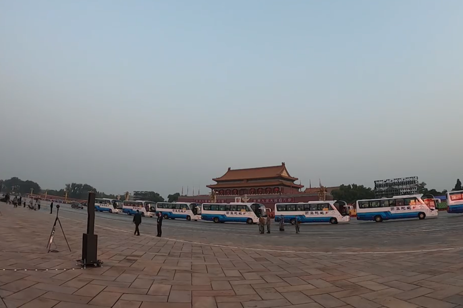 10月1日清晨的天安門城樓和長安街，燈火通明，正在準備慶祝大會的工作人員雖然緊張忙碌，但仍顯得井然有序