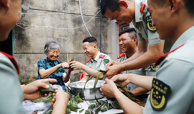 端午節(jié)，家里來(lái)了親人子弟兵