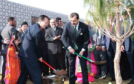 溫家寶與吉拉尼共同種植中巴友誼樹(shù)