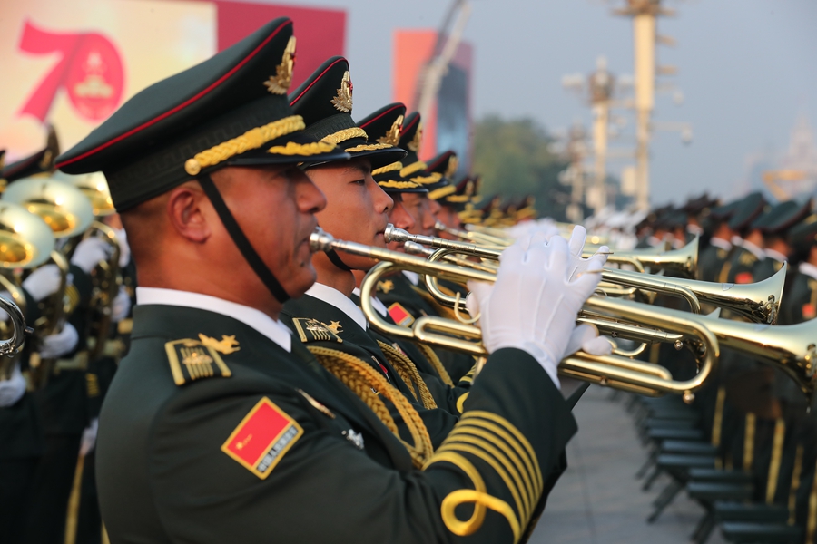 解放軍聯(lián)合軍樂團在廣場就位后進行準備工作和試奏。據(jù)了解，解放軍聯(lián)合軍樂團此次演奏是從開國大典至今歷次閱兵以來演奏曲目最多的一次，不少曲目是為此次閱兵量身打造的全新作品，此次也是歷次女演奏員最多的一次。