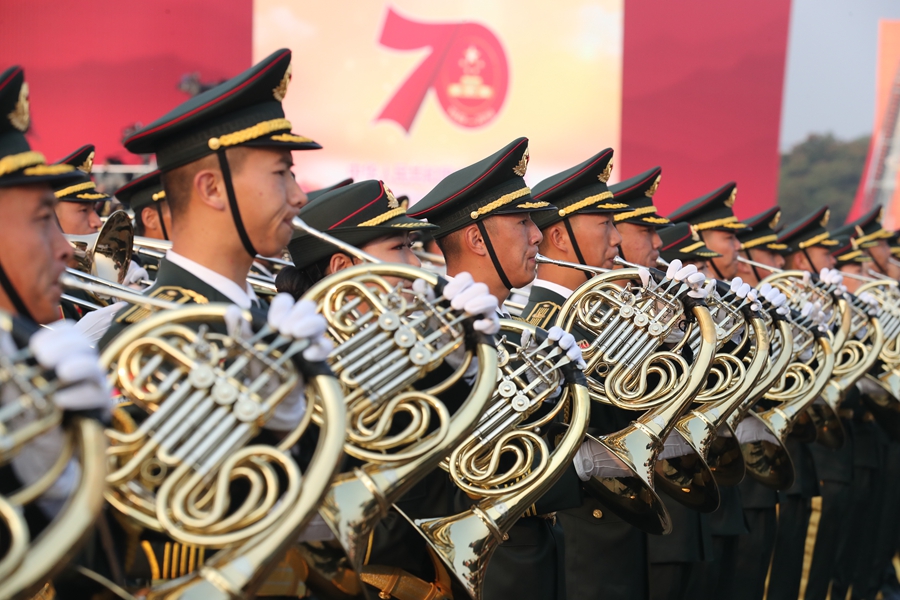 解放軍聯(lián)合軍樂團在廣場就位后進行準備工作和試奏。據(jù)了解，解放軍聯(lián)合軍樂團此次演奏是從開國大典至今歷次閱兵以來演奏曲目最多的一次，不少曲目是為此次閱兵量身打造的全新作品，此次也是歷次女演奏員最多的一次。