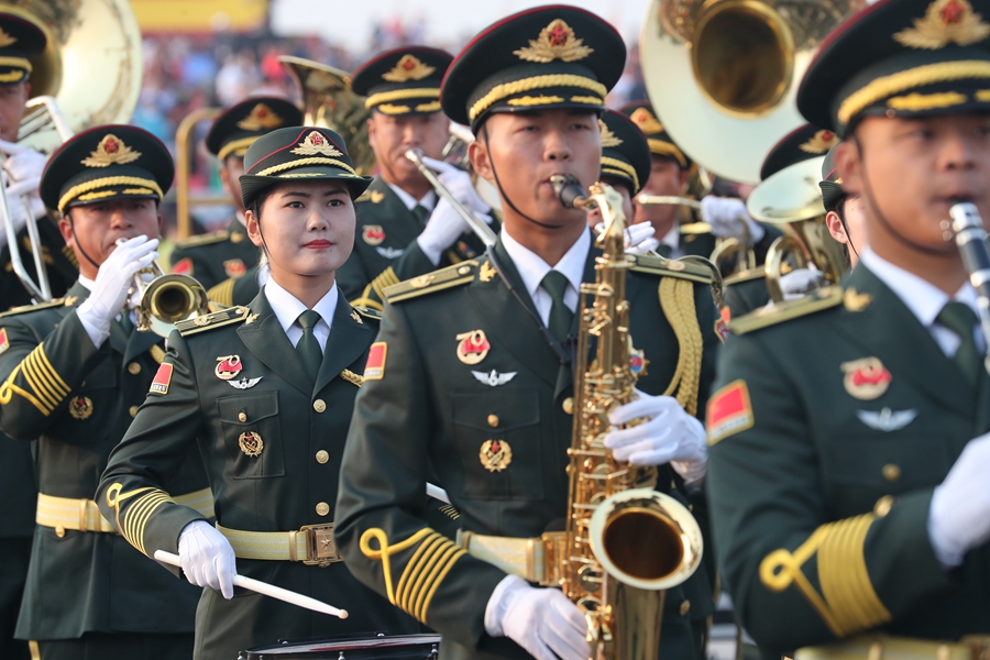 解放軍聯(lián)合軍樂團在廣場就位后進行準備工作和試奏。據(jù)了解，解放軍聯(lián)合軍樂團此次演奏是從開國大典至今歷次閱兵以來演奏曲目最多的一次，不少曲目是為此次閱兵量身打造的全新作品，此次也是歷次女演奏員最多的一次。