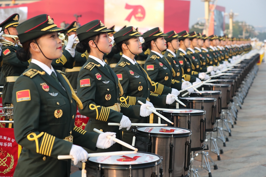 解放軍聯(lián)合軍樂團在廣場就位后進行準備工作和試奏。據(jù)了解，解放軍聯(lián)合軍樂團此次演奏是從開國大典至今歷次閱兵以來演奏曲目最多的一次，不少曲目是為此次閱兵量身打造的全新作品，此次也是歷次女演奏員最多的一次。