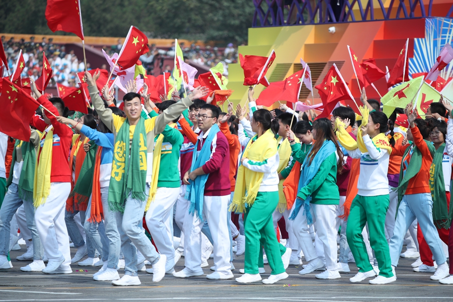 群眾大游行，歡樂的海洋！