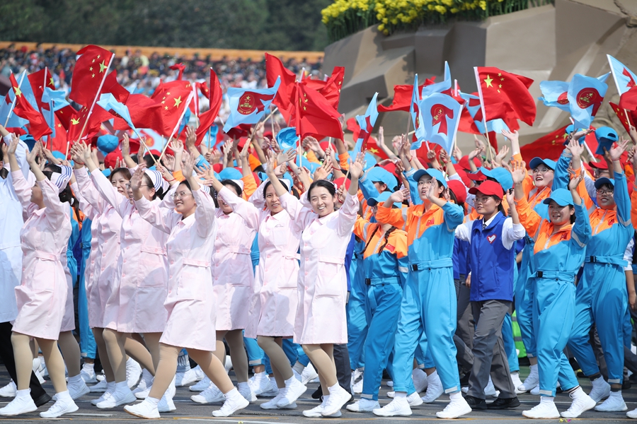 群眾大游行，歡樂的海洋！