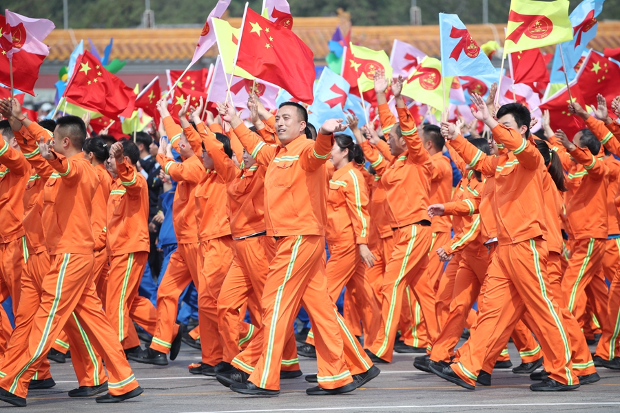 群眾大游行，歡樂的海洋！