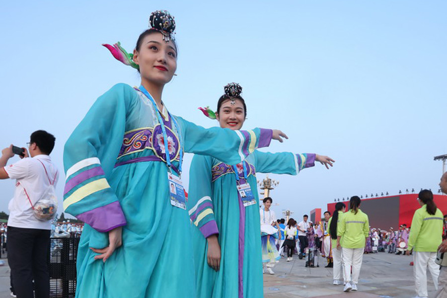 今晚，我們歡聚在天安門(mén)廣場(chǎng)