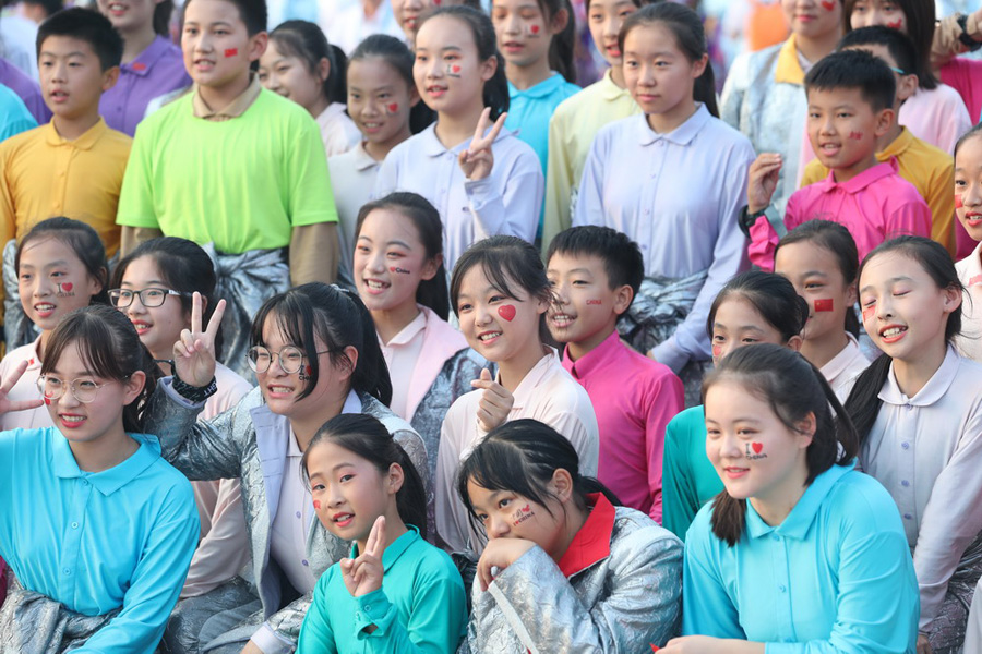 今晚，我們歡聚在天安門(mén)廣場(chǎng)