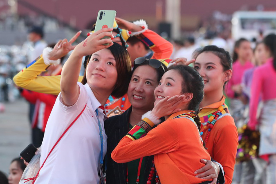 今晚，我們歡聚在天安門(mén)廣場(chǎng)