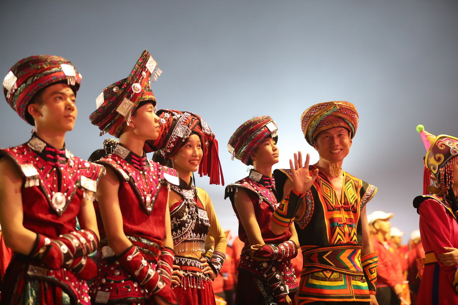 好兒好女好家園，齊心奔小康，共圓中國(guó)夢(mèng)