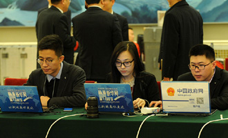 新華網(wǎng)、中國政府網(wǎng)記者在做直播準(zhǔn)備