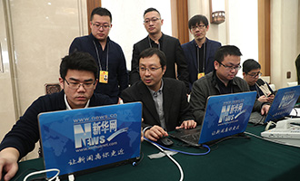 新華網(wǎng)直播團(tuán)隊進(jìn)行準(zhǔn)備工作