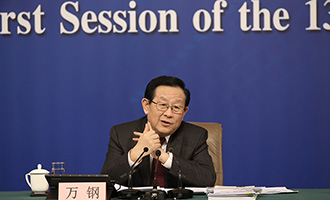 萬(wàn)鋼回答記者提問