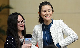 發(fā)布會現(xiàn)場的美女記者