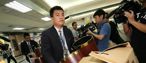 禮儀公司帶著遺體袋、骨灰壇協(xié)助處理善后