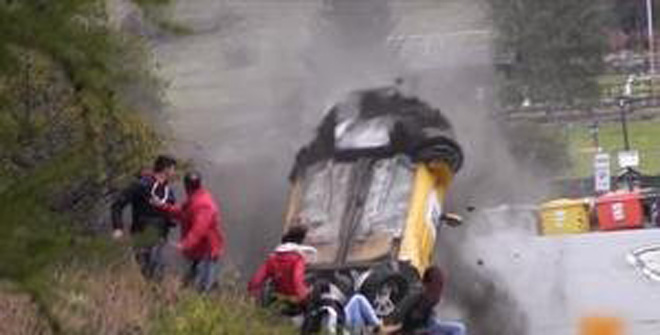 史上最幸運(yùn)撞車！圍觀群眾躲過一劫