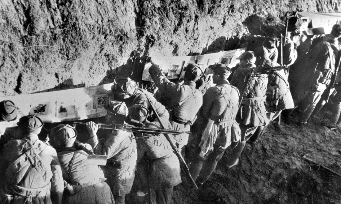 1948年冬，淮海戰(zhàn)役期間，雙堆集前沿陣地舉辦的戰(zhàn)地影展，深受解放軍戰(zhàn)士歡迎。新華社稿  袁克忠攝