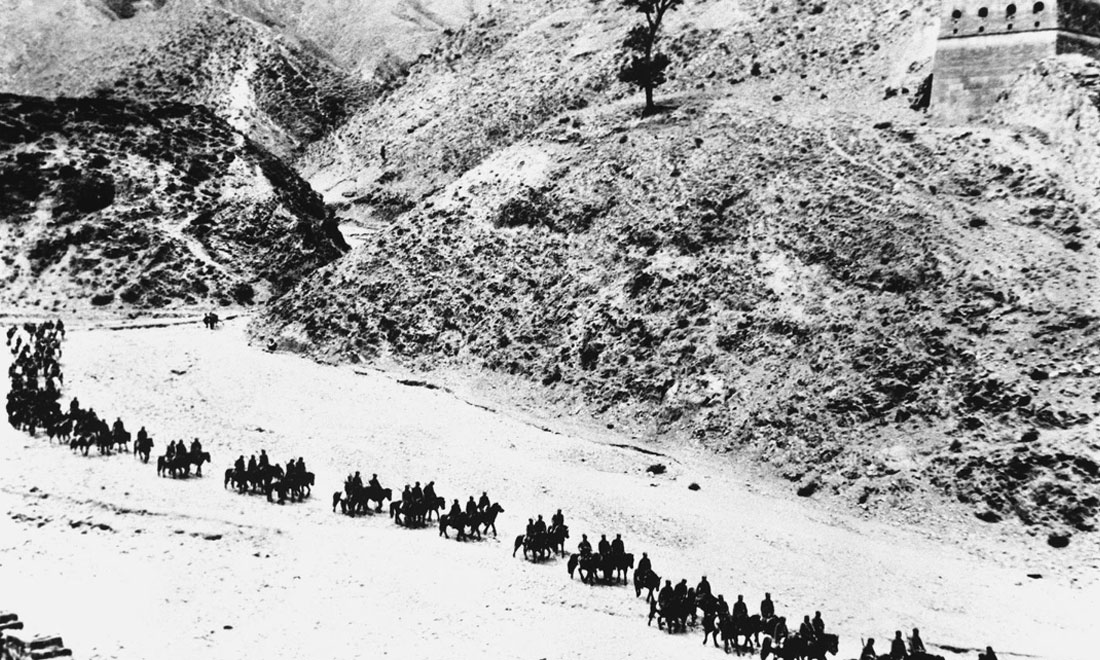 1937年11月太原失守后，八路軍向華北敵后挺進，分兵發(fā)動群眾，開展敵后游擊戰(zhàn)爭，創(chuàng)建敵后根據(jù)地。新華社稿　沙飛攝