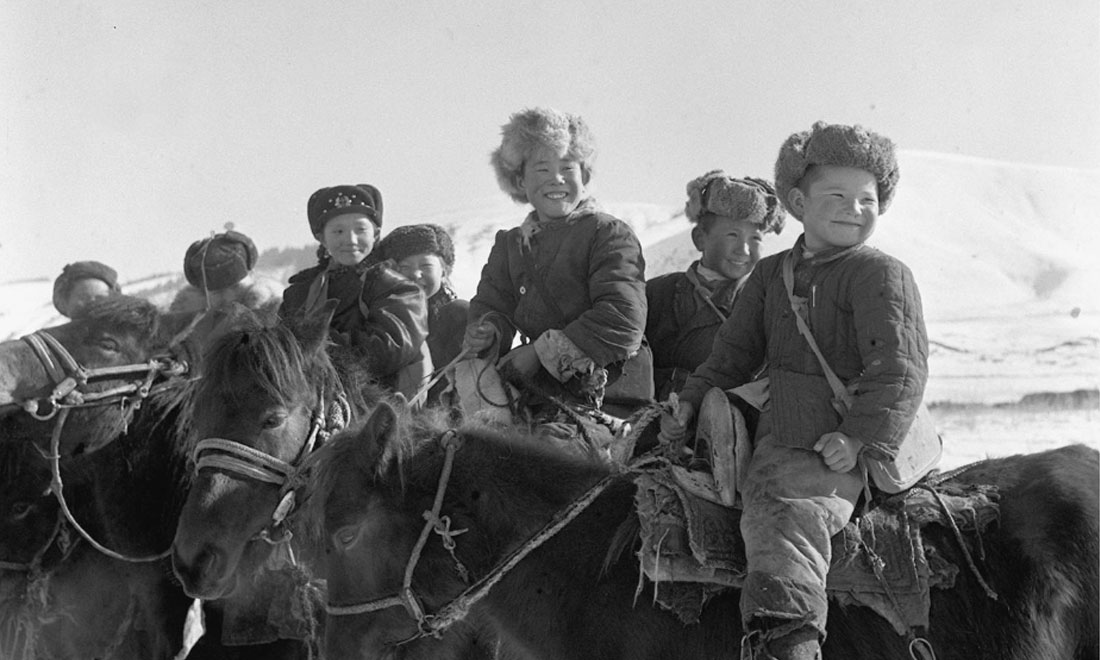 1964年春，新疆伊犁哈薩克自治州昭蘇縣的哈薩克族小學(xué)生們。新華社記者武純展攝