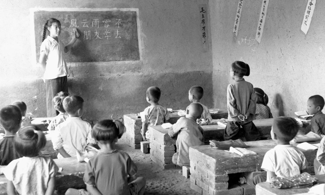 1964年夏，河北省壩縣煎茶鋪公社西煎大隊，一所耕讀小學(xué)的學(xué)生們在上課。新華社記者梁一丁攝