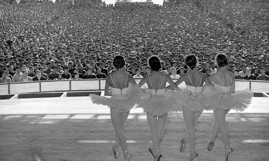 1957年10月，蘇聯(lián)國立新西伯利亞歌劇芭蕾舞劇院為北京石景山鋼鐵廠工人演出。新華社記者鄭震孫攝