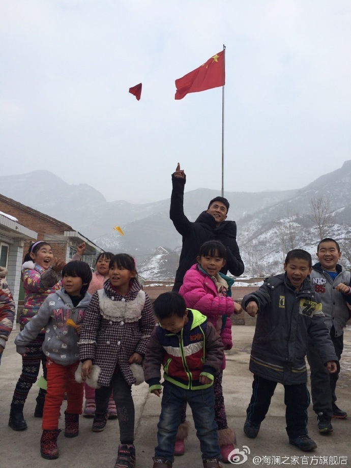 2015年&ldquo;多一克溫暖&rdquo;著名演員杜淳加入溫暖行動(dòng)。暖男杜淳很快和孩子們打成了一片，他和孩子們聊起了夢(mèng)想，讓孩子們將它寫(xiě)在紙上并折成紙飛機(jī)，領(lǐng)著孩子們來(lái)到操場(chǎng)上將帶著夢(mèng)想紙飛機(jī)放飛。