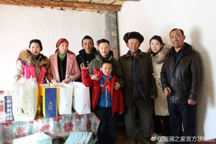 奧運(yùn)冠軍體操名將楊威把溫暖帶到北疆小朋友們的家中，把體育精神與奮斗的信念，傳遞到所有北疆孩子們的心中。