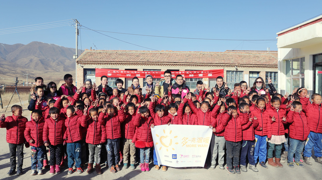 2016年11月28日，&ldquo;多一克溫暖&rdquo;項(xiàng)目走進(jìn)青海同仁扎毛鄉(xiāng)卡蘇乎村幫扎學(xué)校，為孩子們送去羽絨服。獨(dú)立音樂(lè)人好妹妹樂(lè)隊(duì)與海瀾之家一起走進(jìn)藏區(qū)，創(chuàng)作了《多一克溫暖》同名主題曲，讓溫潤(rùn)的暖流又多了一克動(dòng)人的律動(dòng)。