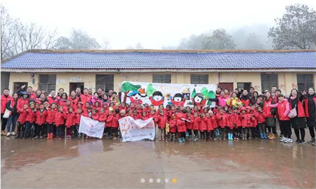 2018年11月6日，&ldquo;多一克溫暖&rdquo;團(tuán)隊(duì)走進(jìn)大涼山深處。為孩子們送去冬衣的同時(shí)，海瀾之家聯(lián)合網(wǎng)易打造在線(xiàn)課程平臺(tái)，把優(yōu)質(zhì)的教育資源也傳遞到偏遠(yuǎn)山區(qū)。同年，知名導(dǎo)演陸川特別參與監(jiān)制了&ldquo;多一克溫暖&rdquo;微電影《信歌》，為山區(qū)送去&ldquo;暖身又暖心&rdquo;的力量。