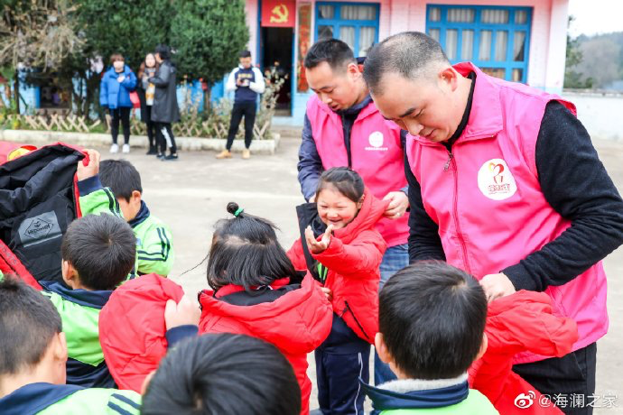 2019年11月，海瀾之家的志愿者們來(lái)到了貴州六盤(pán)水市的南開(kāi)鄉(xiāng)。這里地域偏遠(yuǎn)溝壑縱橫。志愿團(tuán)隊(duì)就這樣小心謹(jǐn)慎的行駛在霧蒙蒙的山路上，堅(jiān)持把物資送到了塢鉛小學(xué)的孩子們手里。