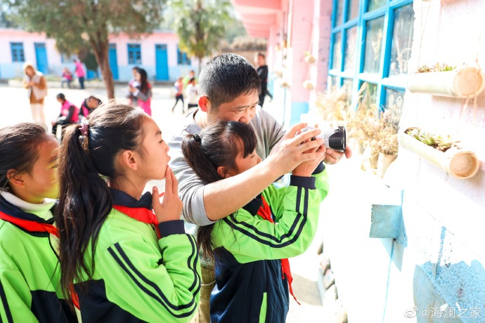 盡管身處大山，塢鉛小學(xué)卻到處都是驚喜，自制插花、獨(dú)一無(wú)二的石頭畫(huà)、杉木墩上的24節(jié)氣圖&hellip;&hellip;孩子們從不缺少發(fā)現(xiàn)美的眼睛。2019年，海瀾之家特別準(zhǔn)備了攝影課堂，讓孩子們通過(guò)拍照的方式自由地傳達(dá)真善美。