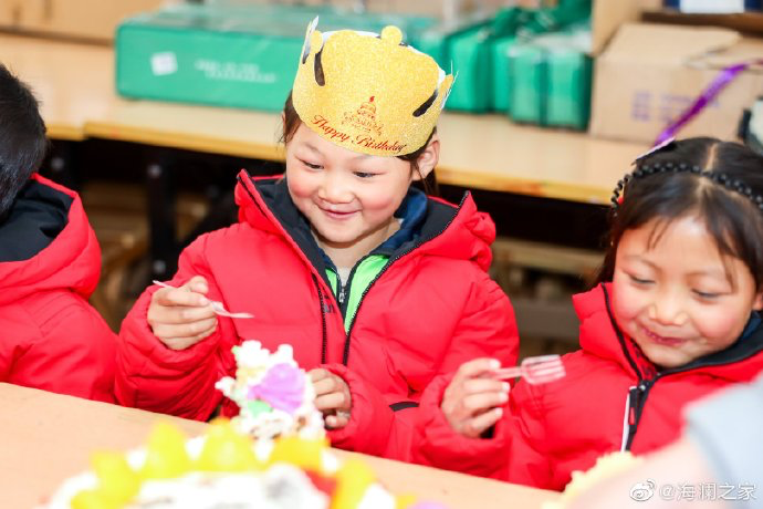從暖身到暖心，海瀾之家的志愿者們不僅為孩子們帶去了學(xué)習(xí)用品，還帶去了生日蛋糕，給孩子們過(guò)了一個(gè)難忘的生日party。生長(zhǎng)在山區(qū)的他們，過(guò)生日也只能和在外打工的父母通個(gè)電話(huà)，許多孩子還是第一次和這么多人一起吹蠟燭許生日愿望。