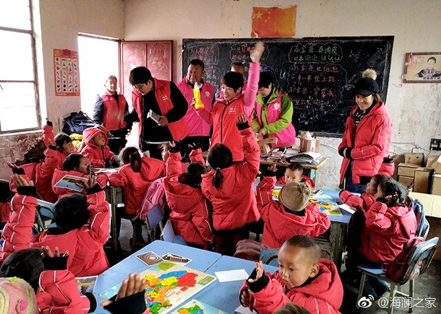 2018年，由海瀾之家攜手網(wǎng)易新聞打造的&ldquo;多一課溫暖&rdquo;課程平臺(tái)讓一間間溫暖的課堂走向深山與邊陲。帶著貼合孩子教育需求的線(xiàn)上內(nèi)容和教師、各領(lǐng)域KOL及愛(ài)心人士組成的愛(ài)心團(tuán)隊(duì)，海瀾之家用實(shí)際行動(dòng)為孩子的教育加溫，踐行&ldquo;多一克溫暖&rdquo;。