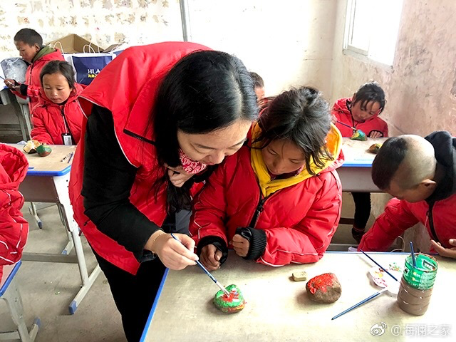 在繪畫(huà)課上，孩子們畫(huà)出心中想象的世界，不斷汲取關(guān)于美的知識(shí)。&ldquo;多一克溫暖&rdquo;帶給孩子們的是未來(lái)人生更多的機(jī)會(huì)與可能。公益行動(dòng)不應(yīng)只提供物質(zhì)捐贈(zèng)，更要加強(qiáng)對(duì)山區(qū)孩子們精神世界與未來(lái)發(fā)展的重視。