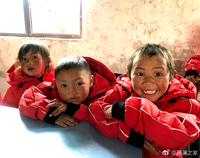在四川省西南部川滇交界處的大涼山深處，坐落著一所紅旗小學(xué)。每當(dāng)最寒冷的季節(jié)到來(lái)，這里的許多孩子們不得不共用一件冬衣御寒。 &ldquo;多一克溫暖&rdquo;與暖流計(jì)劃記錄下了孩子們開(kāi)心的笑臉。這些笑臉，都是&ldquo;多一克溫暖&rdquo;前行中的源源動(dòng)力。