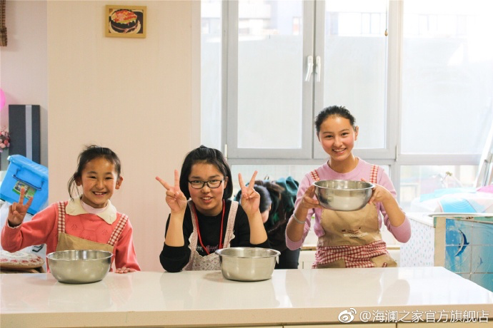 2017年 &ldquo;寒令營(yíng)&rdquo;團(tuán)隊(duì)從不同角度，為北疆山區(qū)的孩子們打開(kāi)了一個(gè)豐富的世界。來(lái)到北京，他們觀看了升旗儀式，參觀了故宮，走進(jìn)北京海洋館和動(dòng)物園。這次寒令營(yíng)，展現(xiàn)在他們面前的是此前從未看到過(guò)的世界，意義非凡。