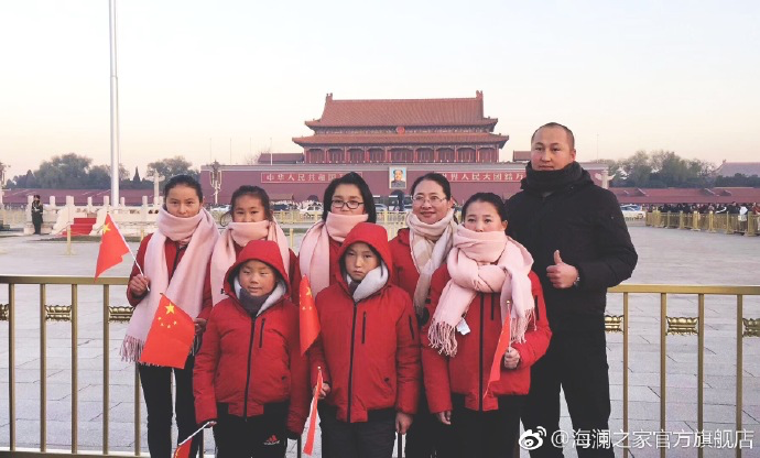 寒令營(yíng)的第一天，孩子們觀看了升旗儀式，走進(jìn)故宮暢聽(tīng)歷史故事。祖國(guó)的樣貌開(kāi)始在他們心里清晰，未來(lái)的希望開(kāi)始在他們心中發(fā)芽。海瀾之家&ldquo;多一克溫暖&rdquo;團(tuán)隊(duì)帶給孩子們精神世界的富足，照亮孩子們夢(mèng)想的啟蒙之路。