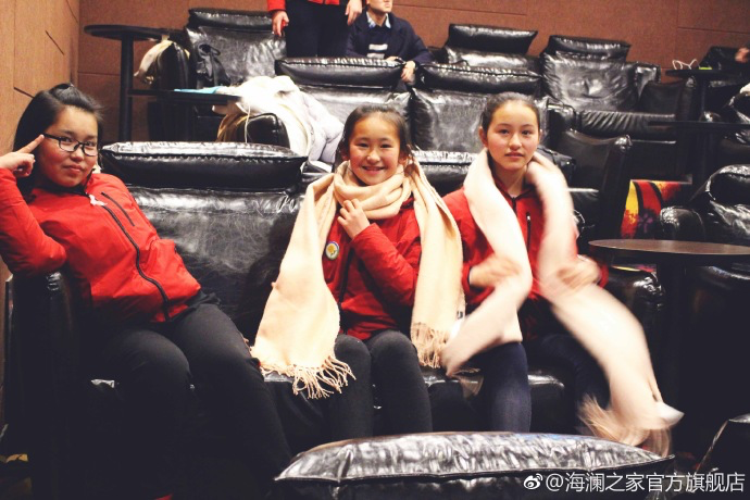 彼時(shí)恰逢《尋夢(mèng)環(huán)游記》上映，&ldquo;寒令營(yíng)&rdquo;的孩子們一起在電影院觀看了電影，平日里最鬧騰的孩子，在第一次看3D電影時(shí)也變得安靜專(zhuān)注。孩子們?cè)谶@段旅程中增長(zhǎng)了見(jiàn)識(shí)，一個(gè)更豐盛的世界就這樣打開(kāi)了。