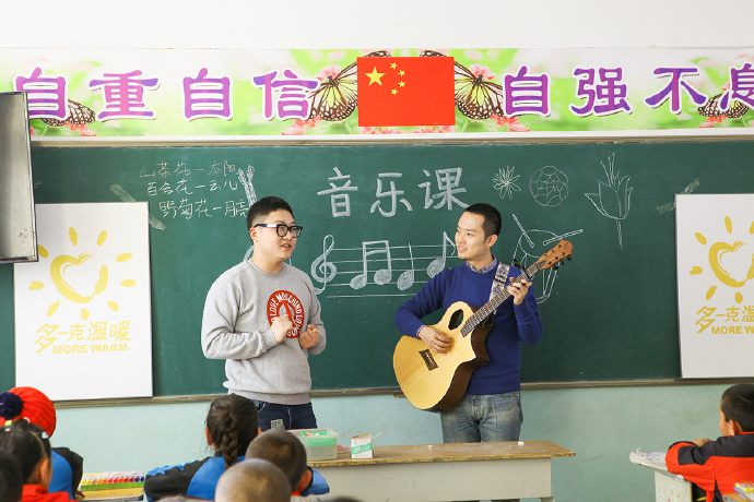 &ldquo;多一克溫暖&rdquo;公益活動(dòng)的老朋友好妹妹樂(lè)隊(duì)，為孩子們帶來(lái)了音樂(lè)和繪畫(huà)課，用音符溫暖孩子們的心靈，用畫(huà)筆繪出更繽紛的世界。不斷匯聚的愛(ài)心，讓寒冷的北疆進(jìn)入到更多人的視野當(dāng)中，也讓孩子們臉上的笑容更燦爛。
