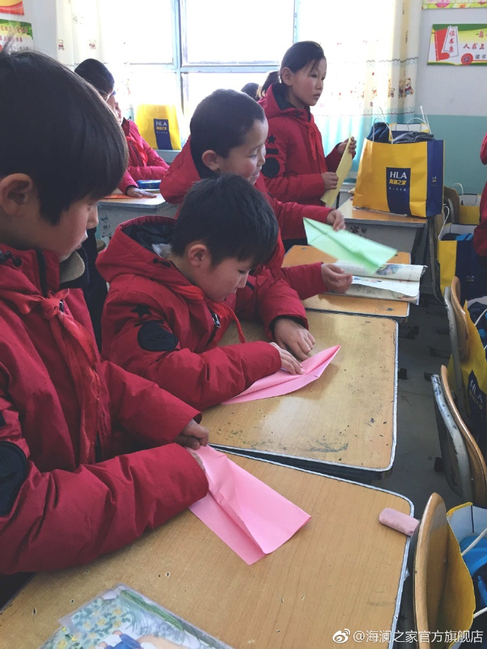&ldquo;多一克溫暖&rdquo;的志愿者為孩子們帶去承載夢(mèng)想的手工課，孩子們通過(guò)剪紙、畫(huà)畫(huà)、折紙飛機(jī)，讓自己的夢(mèng)想在手中凝聚，隨紙飛機(jī)一起飛向天空，為凜冬帶來(lái)五彩斑斕的希望。