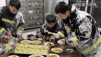 零下14度滅火后 消防員吃飯這一幕讓人心疼！