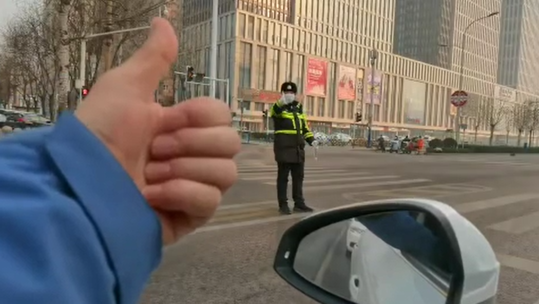 石家莊路人和交警的這個&ldquo;暗號&rdquo;，真暖！