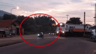 魯莽！無視警報(bào) 印尼男子強(qiáng)穿鐵軌險(xiǎn)被撞