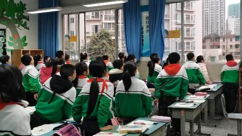 課上到一半，同學們卻把頭望向了外面！校長說：點贊！