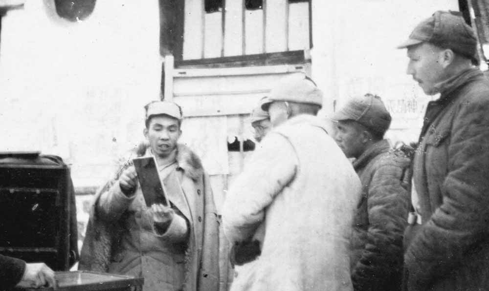 沙飛向參觀者講《晉察冀畫報》的制版情況。