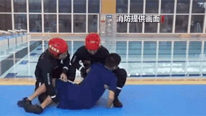 水中遇險 如何自救與施救？黃金30秒 如何將溺水者救上岸？