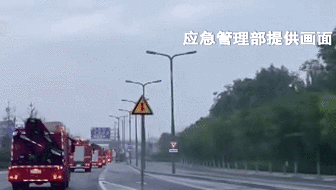 暴雨中 他們&ldquo;逆流而上&rdquo;：跨省救援！7省1800名消防員增援河南