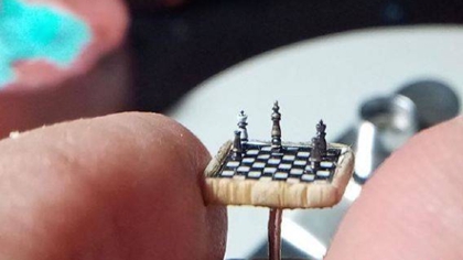 比指甲蓋還??！ 土耳其微雕藝術(shù)家雕出超小國際象棋