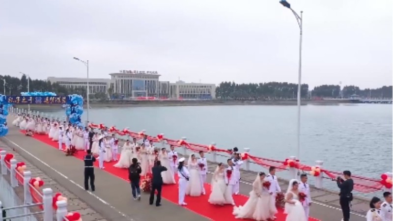 乘風(fēng)破浪來(lái)娶你！海軍某部30對(duì)新人舉行集體婚禮