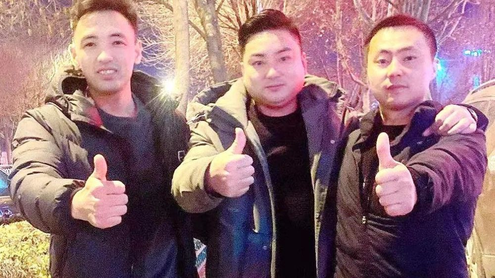 熱點(diǎn)快追｜路面結(jié)冰大貨車開(kāi)始溜車！24塊&ldquo;救命石&rdquo;幫助緊急脫險(xiǎn)